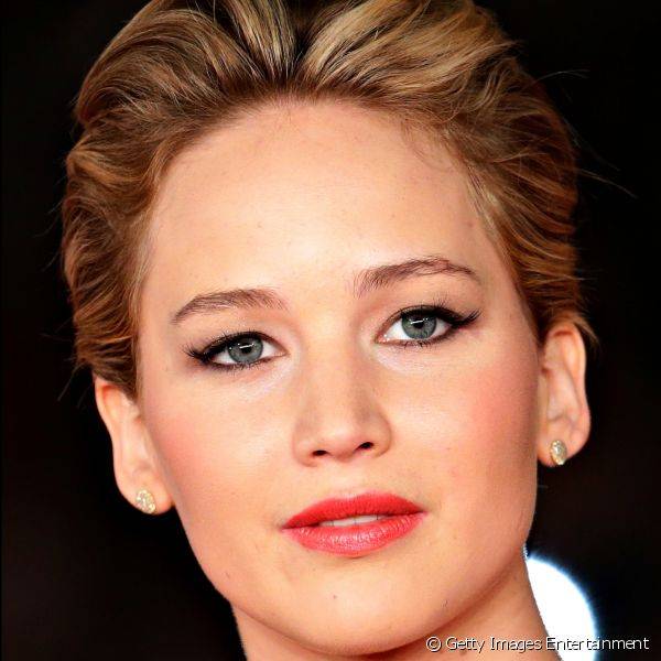 Em Roma, na Itália, Jennifer passou pelo tapete vermelho com uma maquiagem glamourosa: pele iluminada, cílios expressivos e batom coral cremoso deram ares de diva à maquiagem da atriz